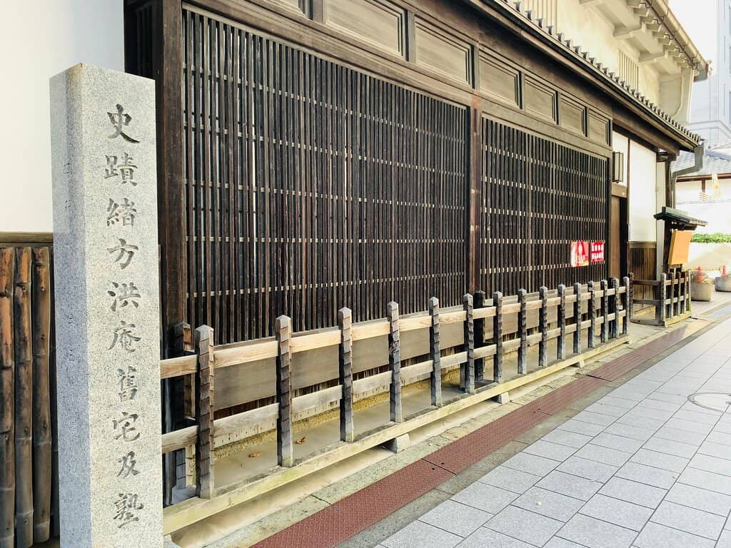 The Maze of Tiny Bars