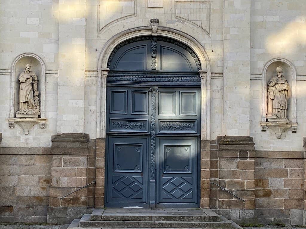 Lively Terrace Ambiance