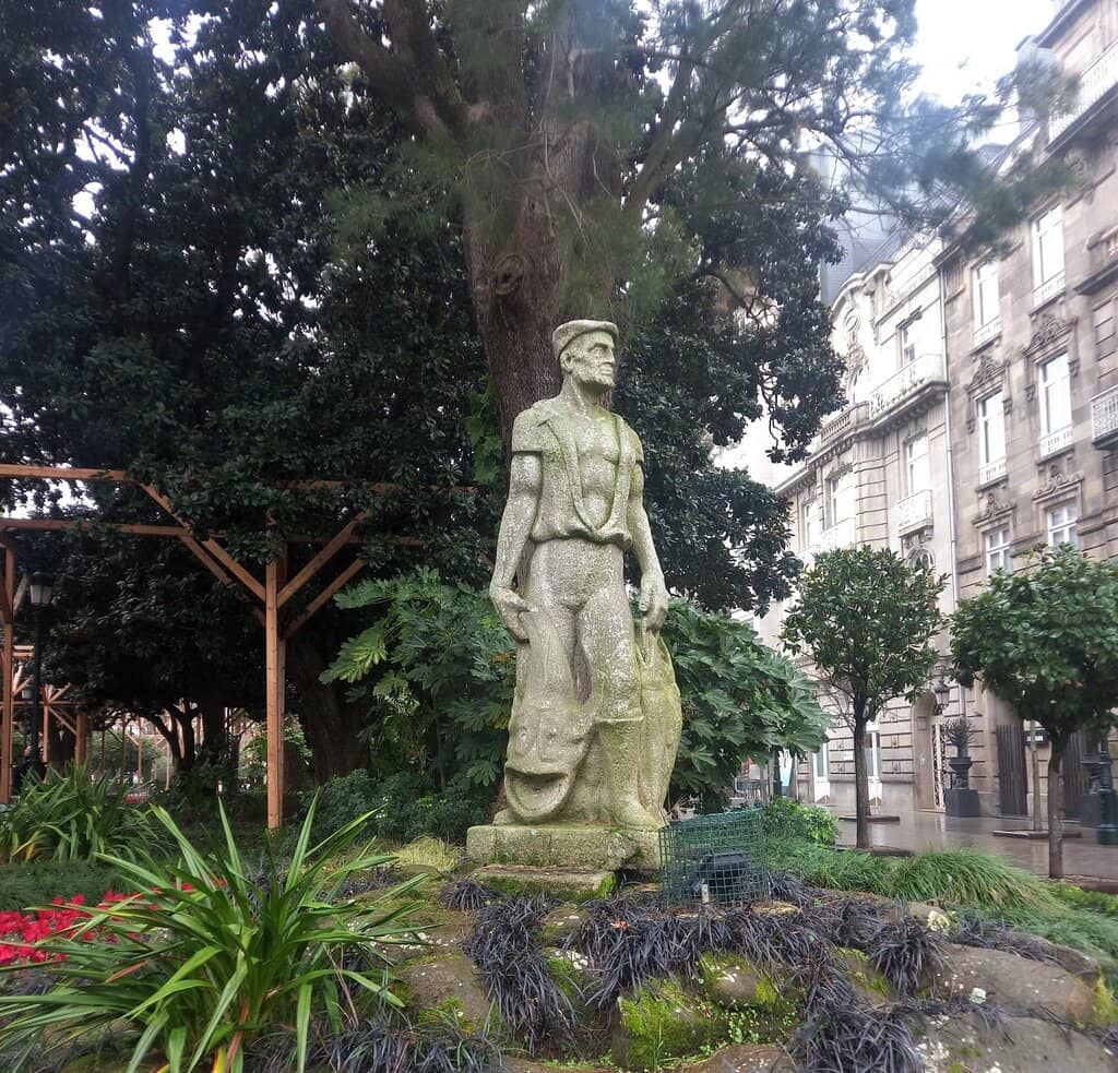 Dinoseto Statue