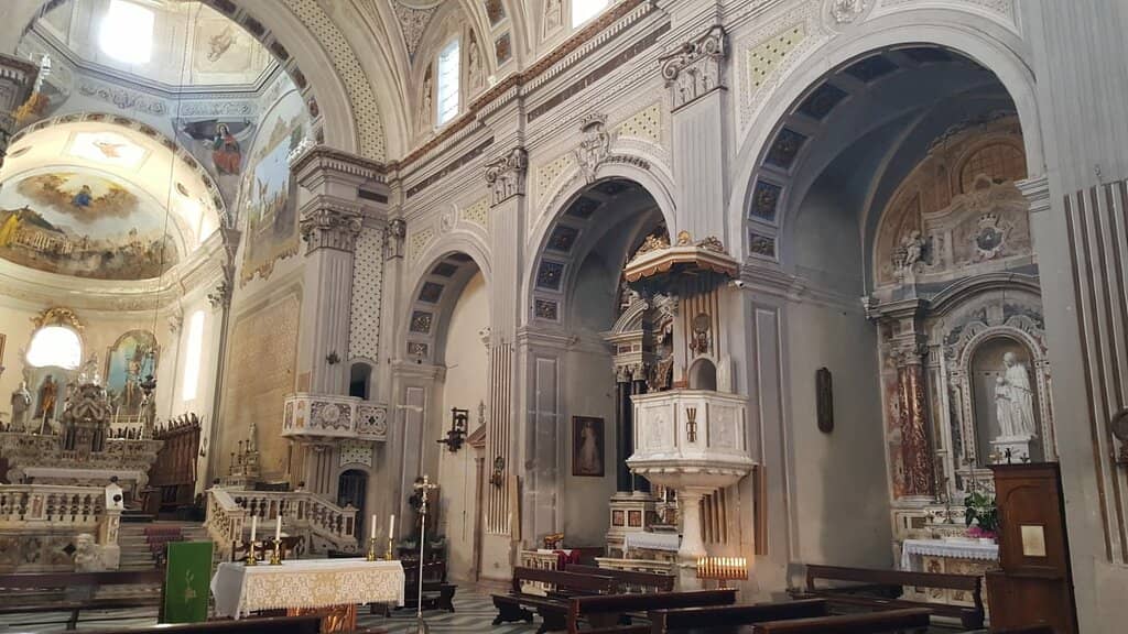 Intricate Interior Decorations