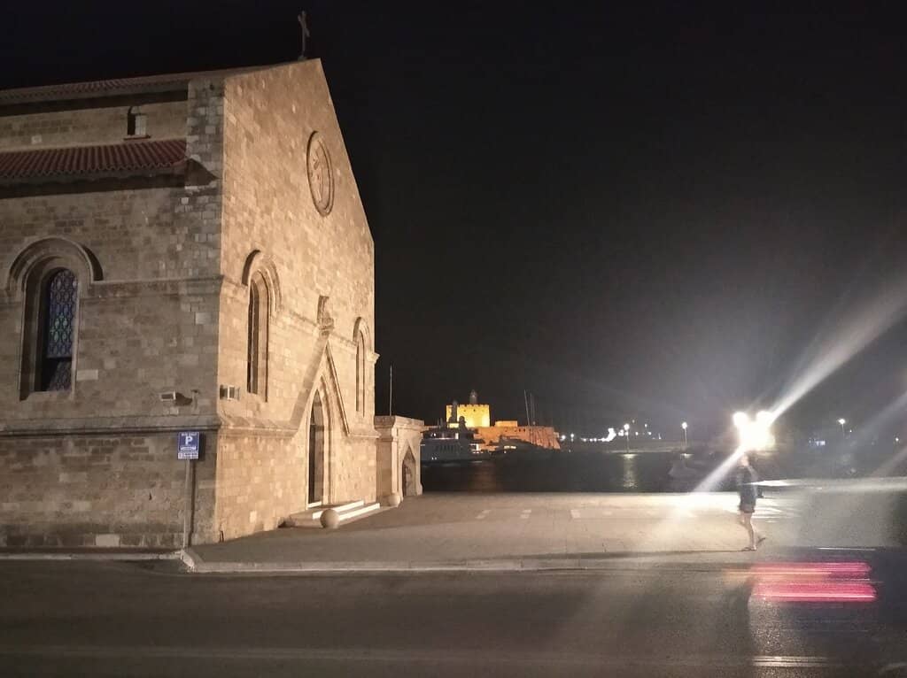 Proximity to Mandraki Harbor