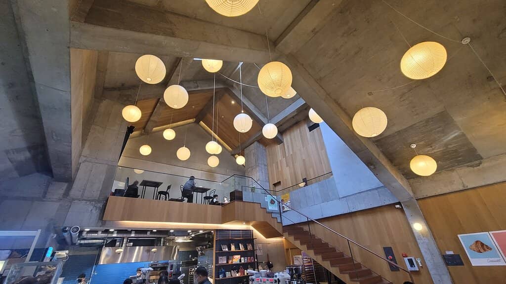 Airy & Natural Ambiance