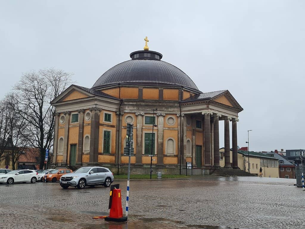 Unique Labyrinth-like Interior