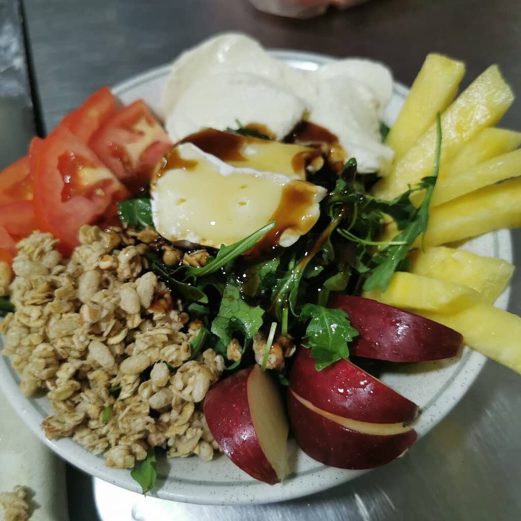 Live Music & Themed Nights