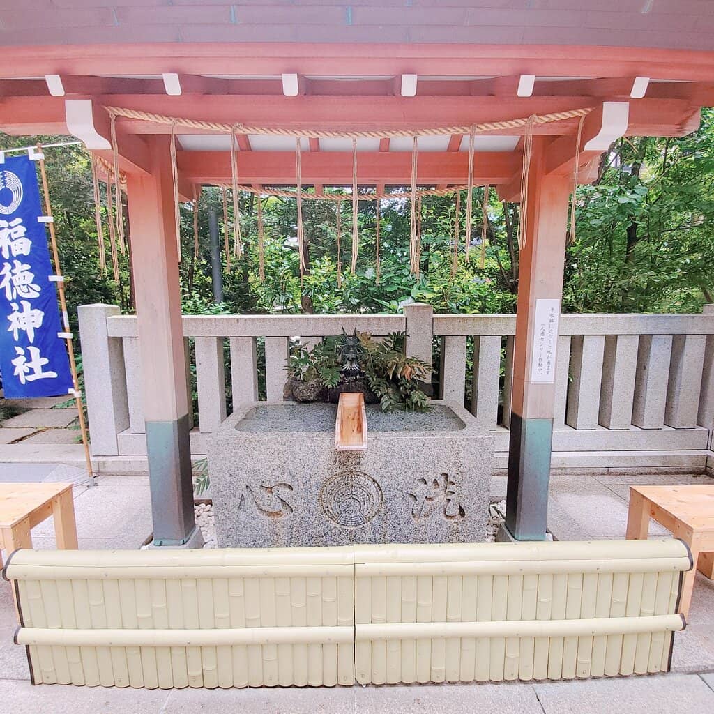Fukutoku Shrine's Serene Grounds