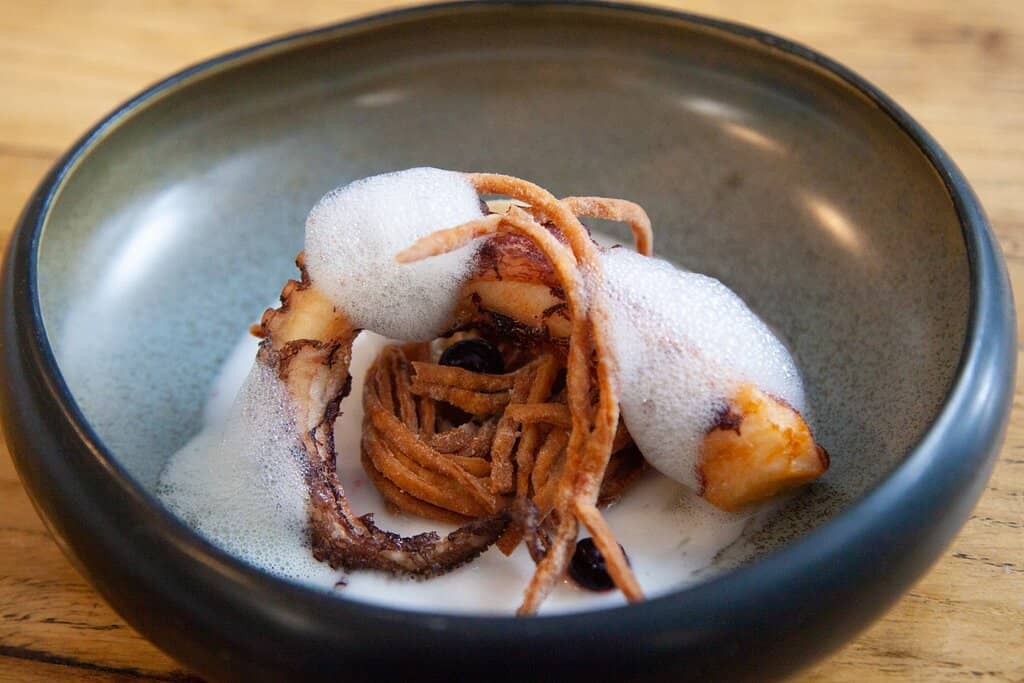 Asparagi, maionese al polpo e rosa di Gorizia