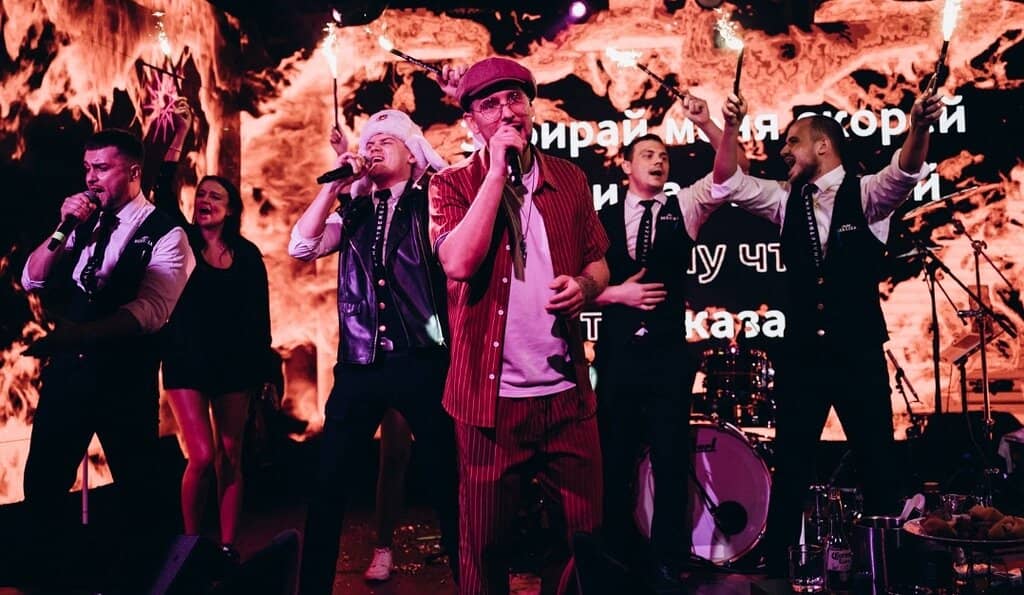 Classic Dishes with Varied Drinks