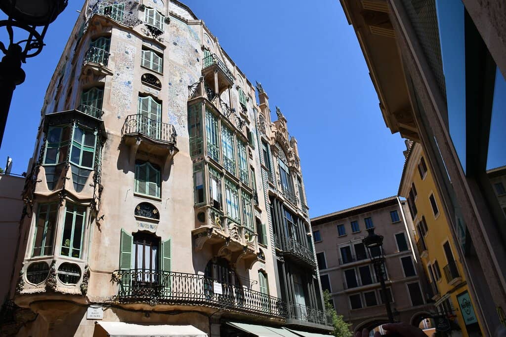 Gaudí-Inspired Details