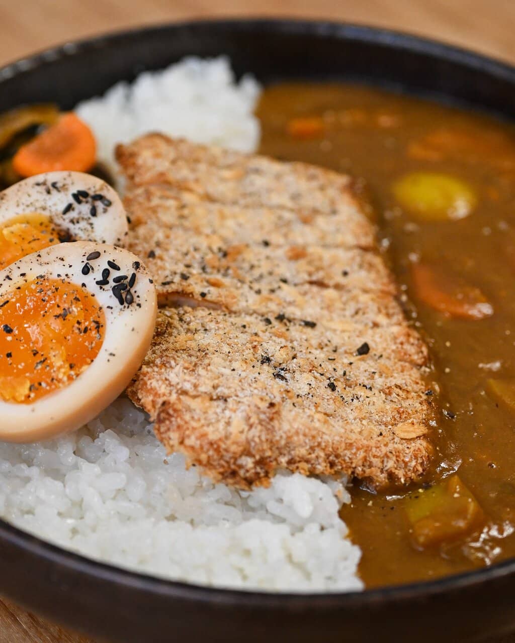 Lively Atmosphere & DJ