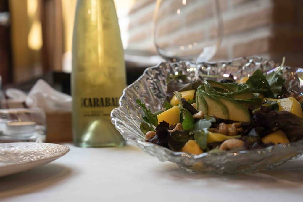 Ensalada de Brotes, Anacardos, Mango, Vinagreta de Miel y Mostaza