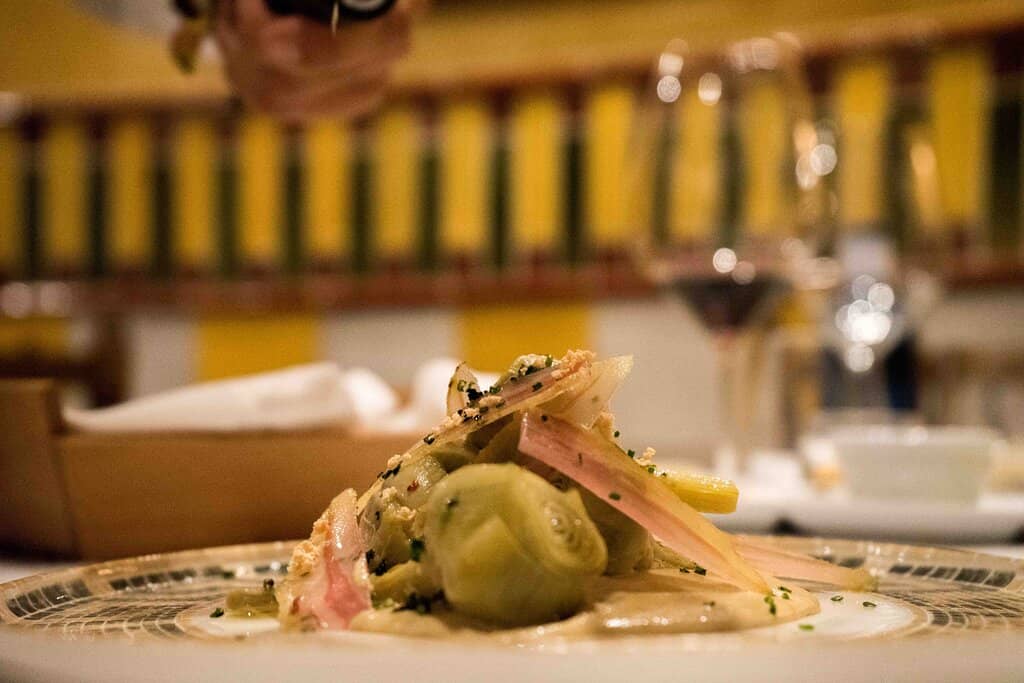 Alcachofas, crema de piñones, papada de cerdo y foie de pato