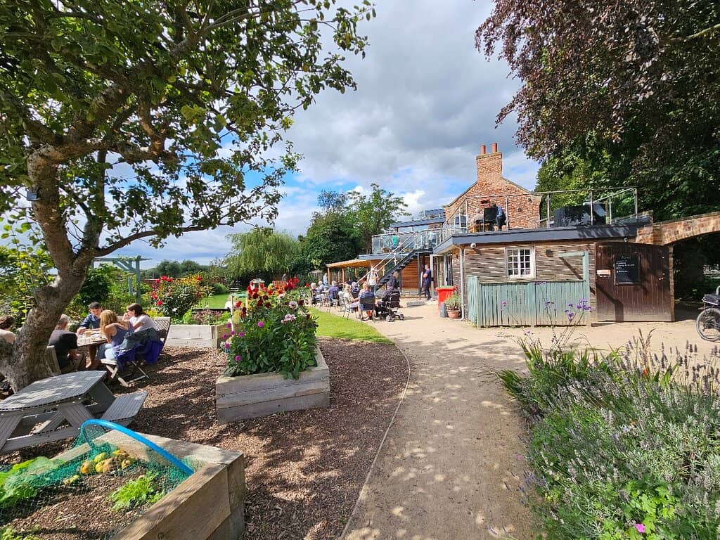 Canalside Views & Narrowboats