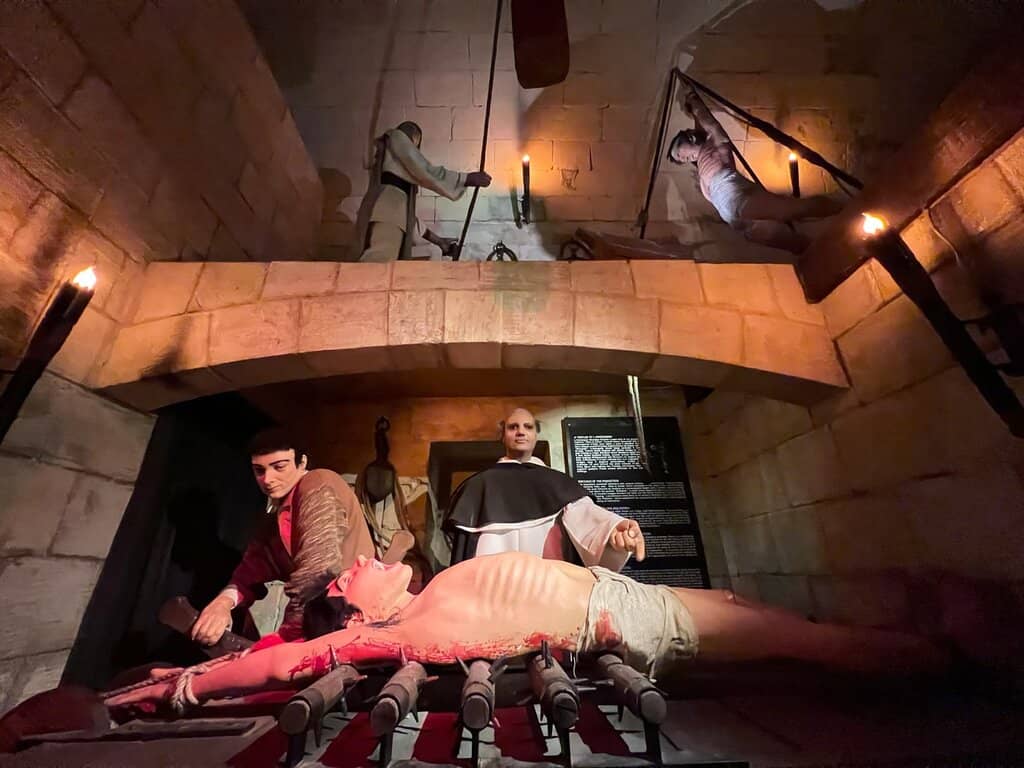 Life-Sized Dioramas