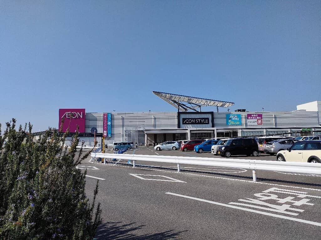 Maneki-neko Souvenir Shops