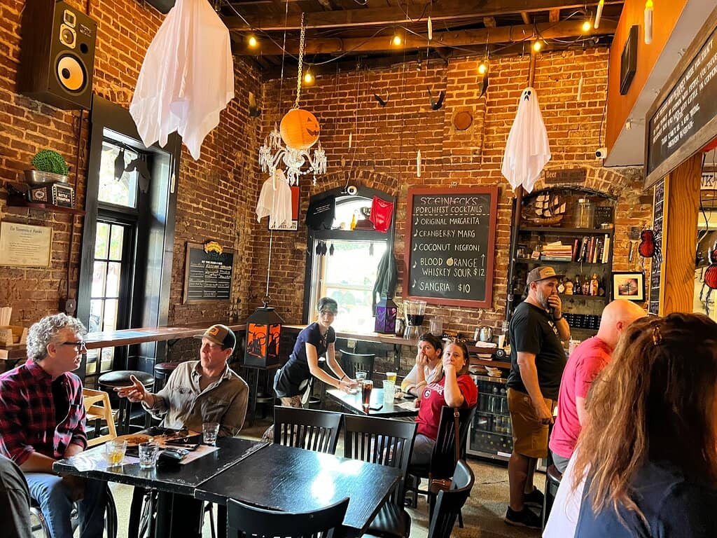 Intimate Creole Cottage Ambiance