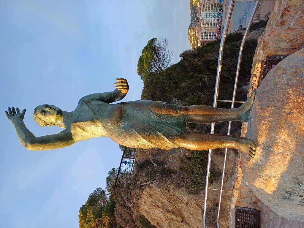 Dona Marinera Statue