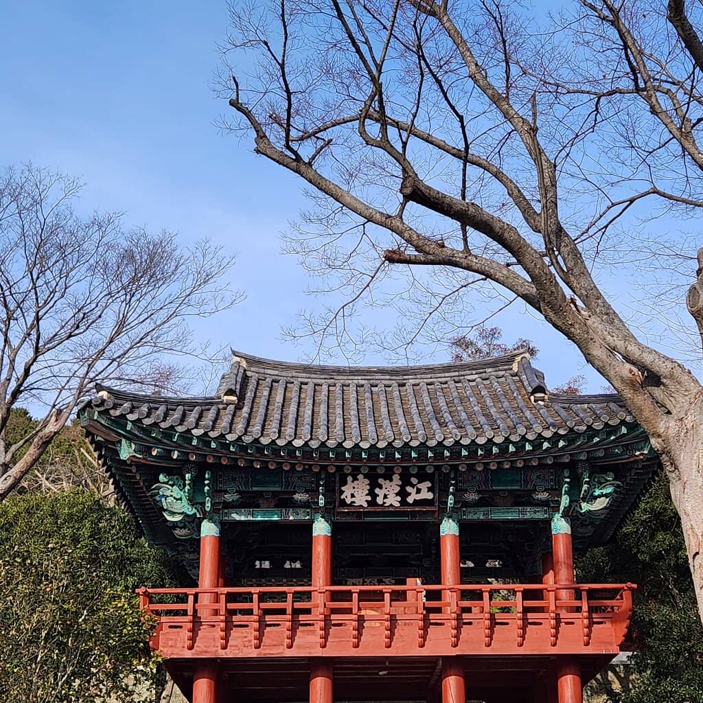 Peaceful Shrine Grounds