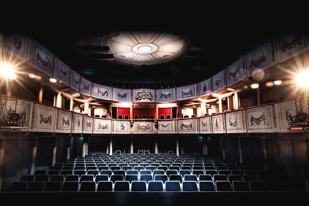 Intimate & Engaging Atmosphere