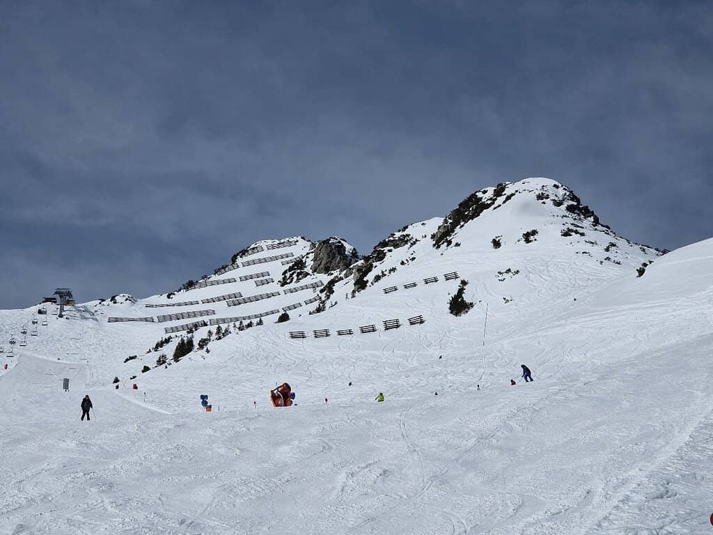 Lively Après-Ski Scene