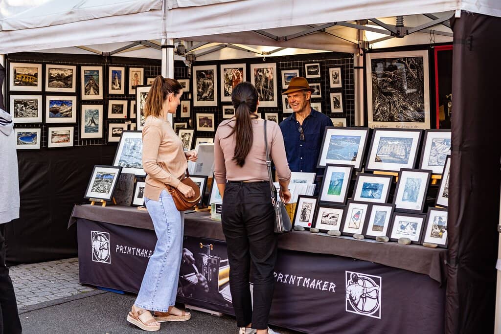 Vibrant Atmosphere & Live Music