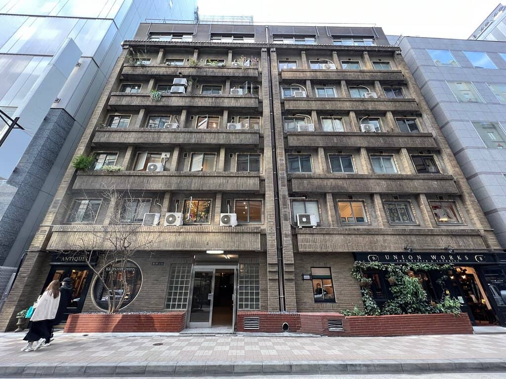 Hand-Operated Elevator