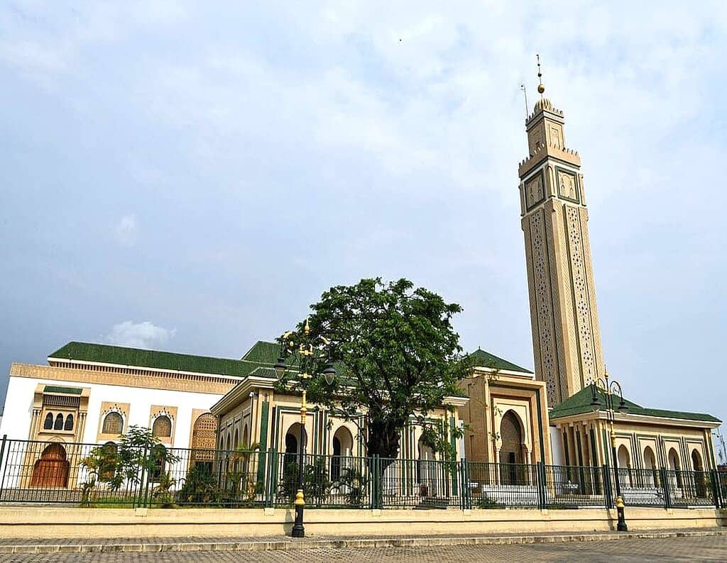 Local Eateries & Street Food