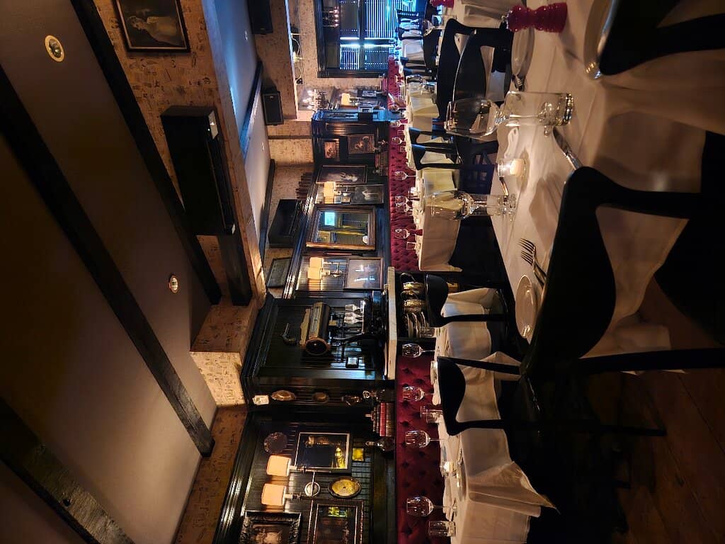 Clubby, Upscale Ambiance