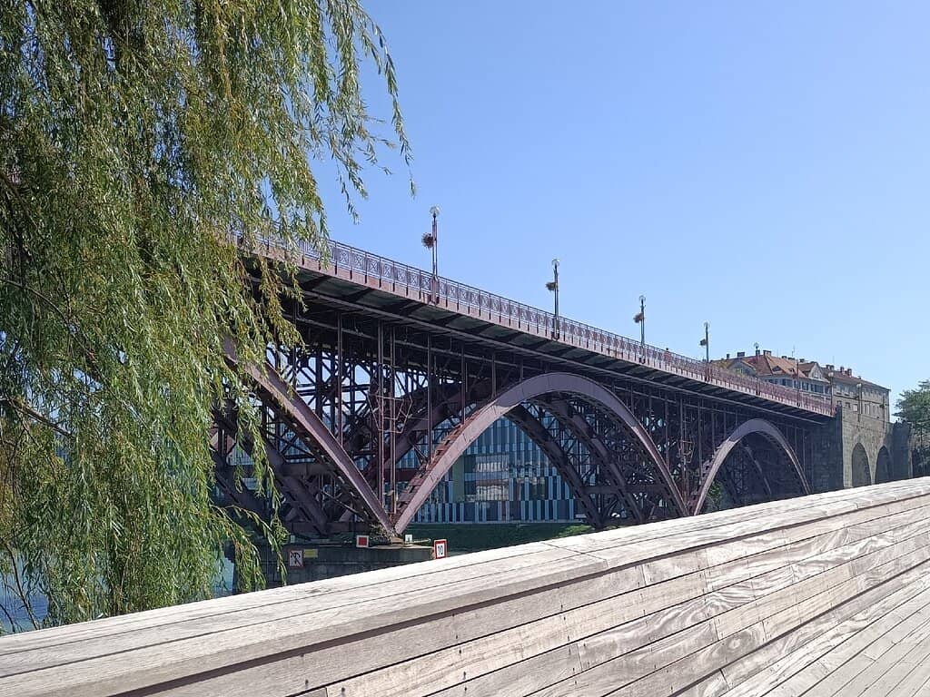 Traditional Bridge Divers