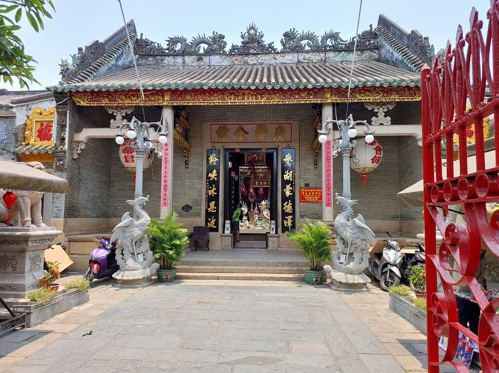 Intricate Dragon Sculptures