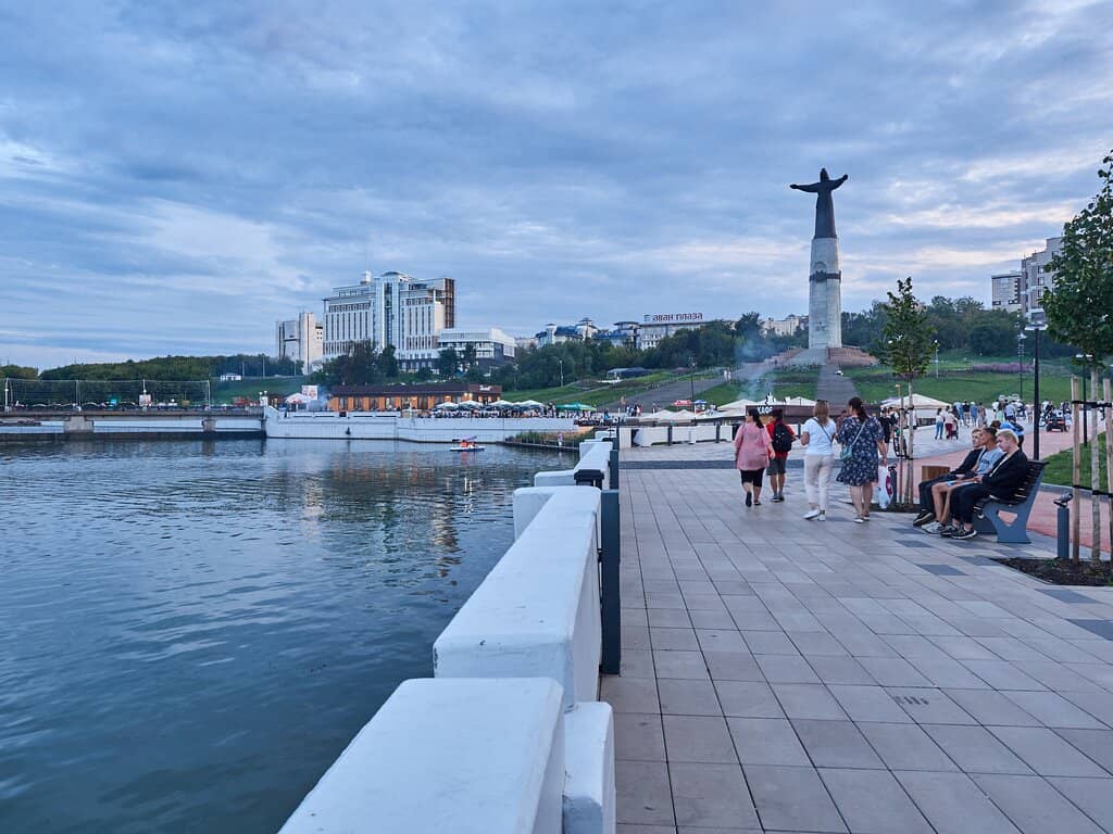 Cozy Benches & Greenery