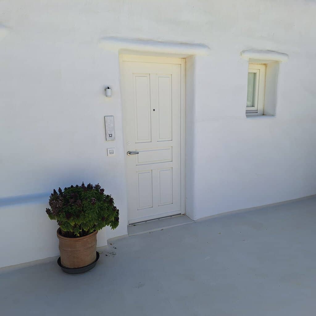 Charming Cafes and Restaurants