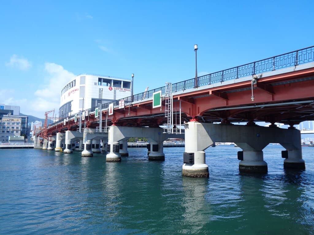 Yeongdodaegyo Bridge Lifting