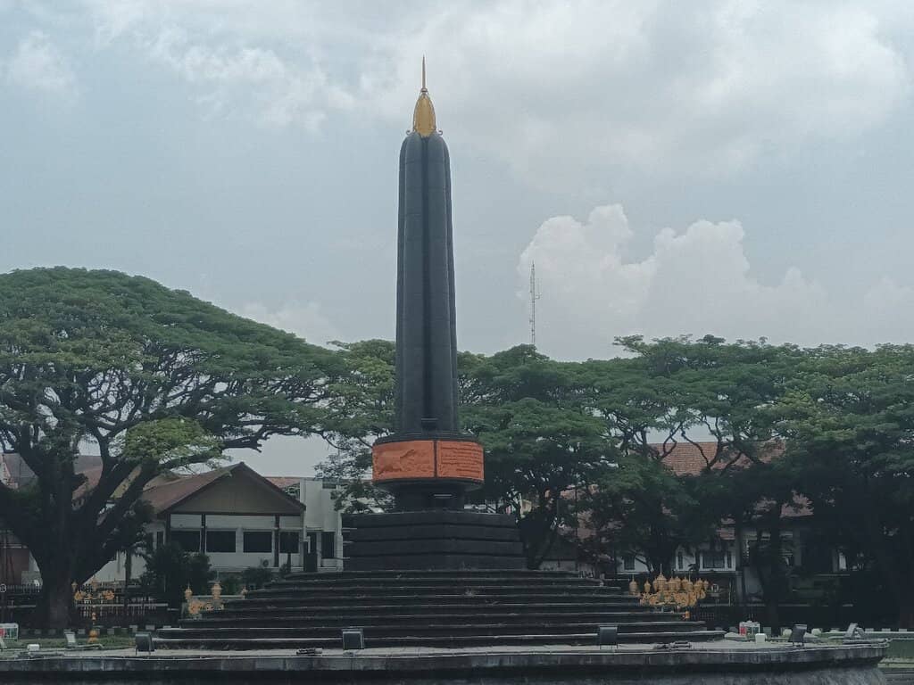 Tugu Monument & Alun-Alun