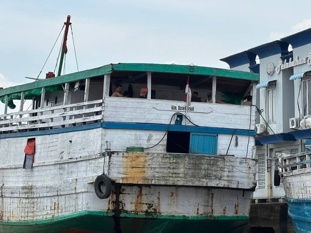 Evening Ambiance and Local Life
