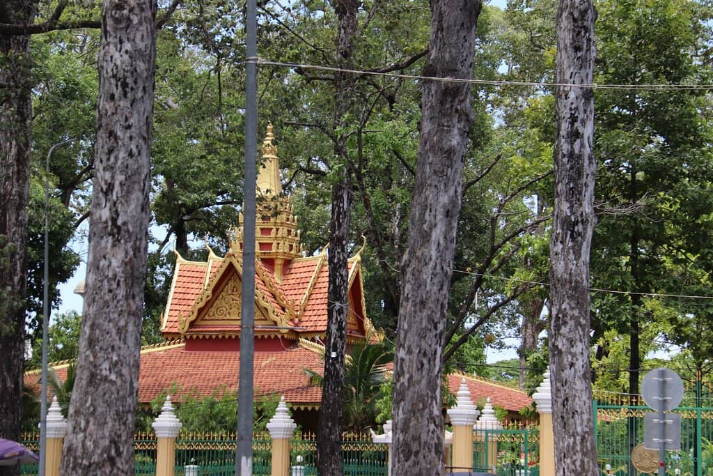 Preah Ang Chek and Preah Ang Chorm Statues
