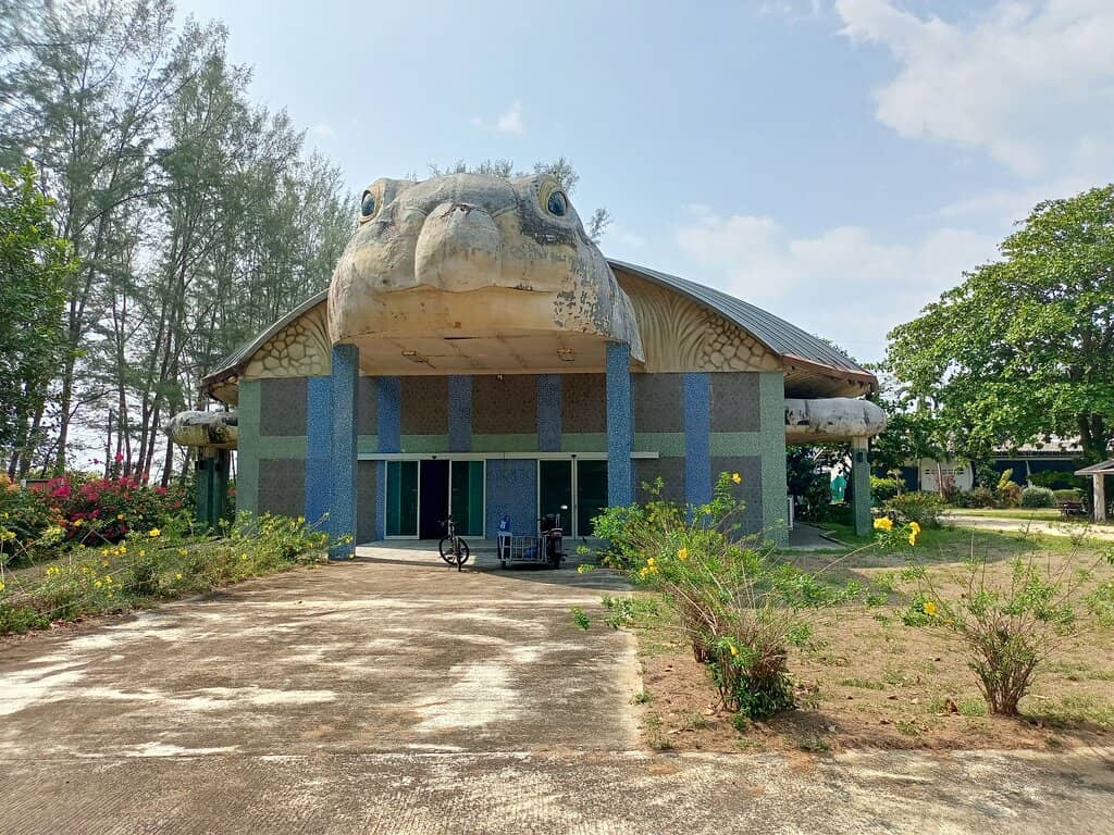 On-site Cafe & Shop