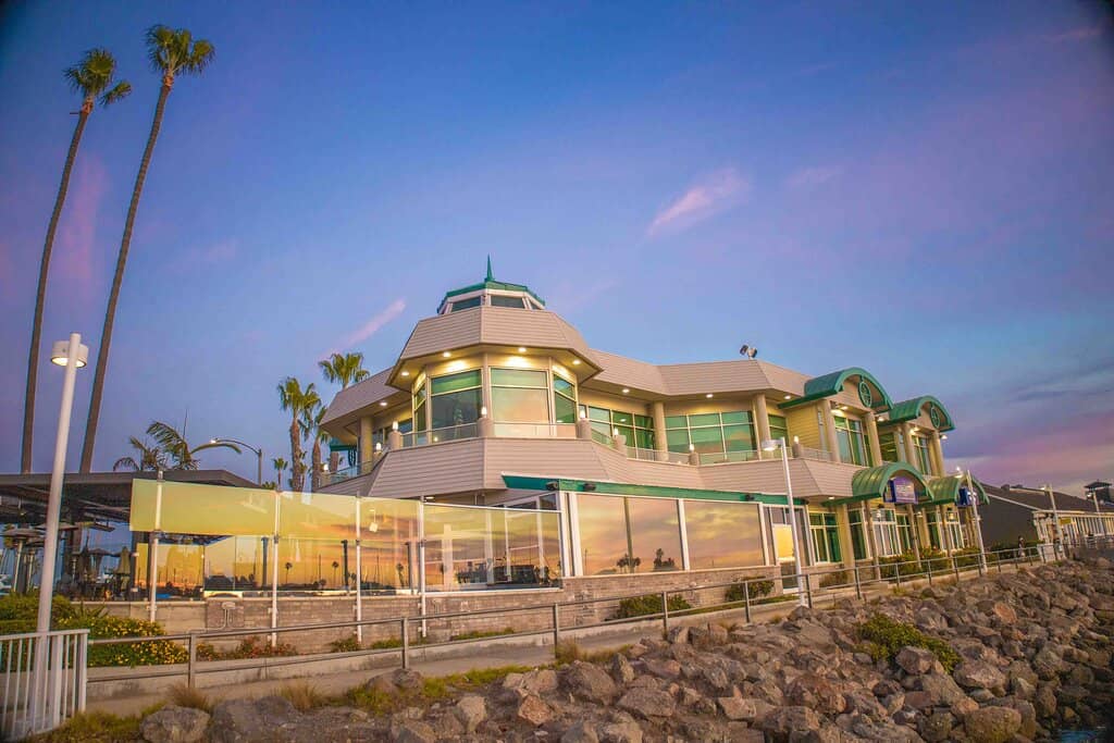 Live Music & Vibrant Atmosphere