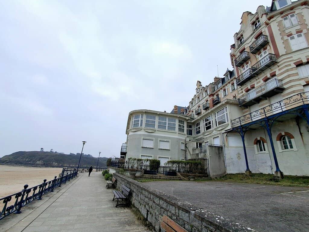 Plage de la Fosse aux Vaults