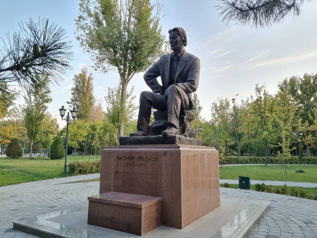 Alisher Navoi Monument