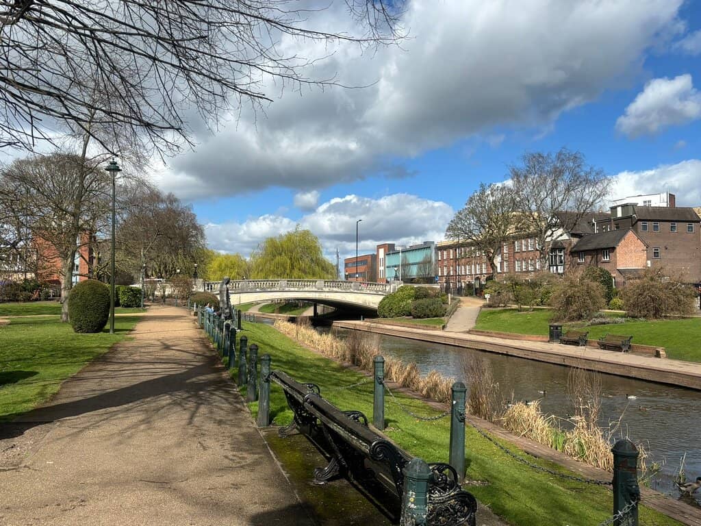 Aviaries and Birdlife