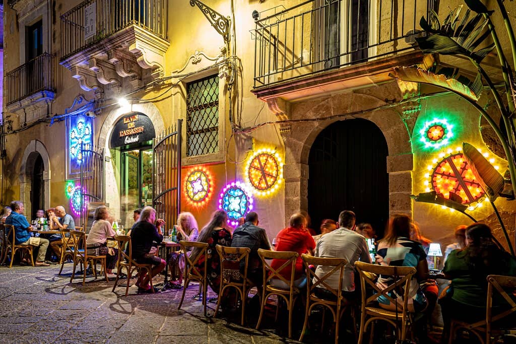 Visually Entertaining Decor