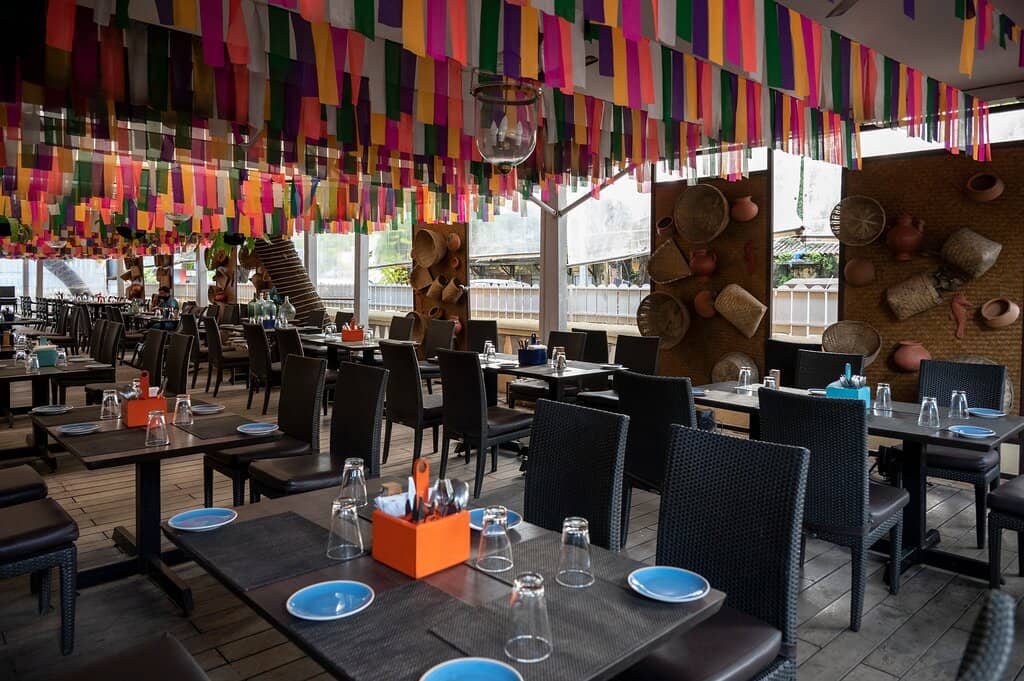 Vibrant Ambiance with Live Music