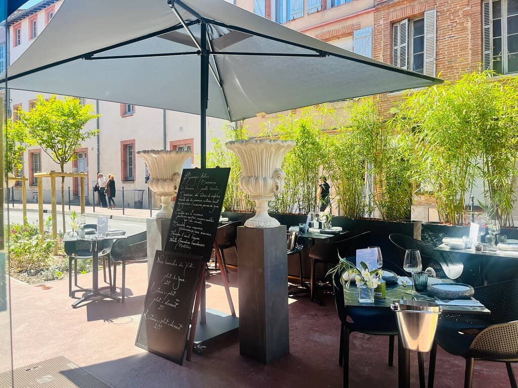 Romantic & Stylish Atmosphere