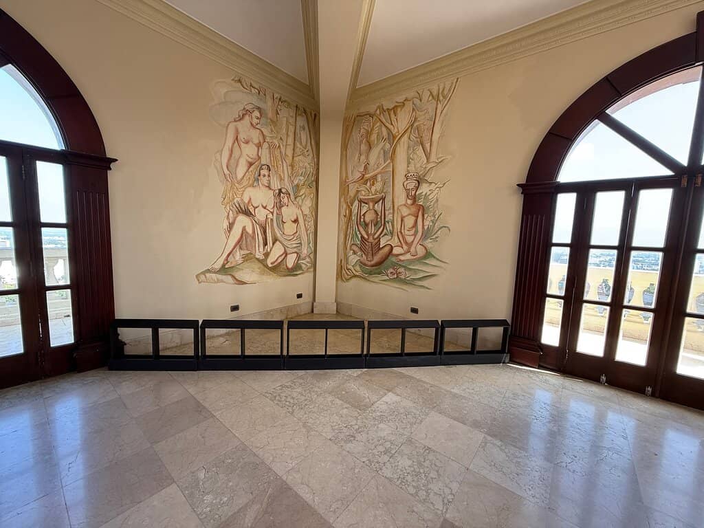 Evening Ambiance and Carriage Rides