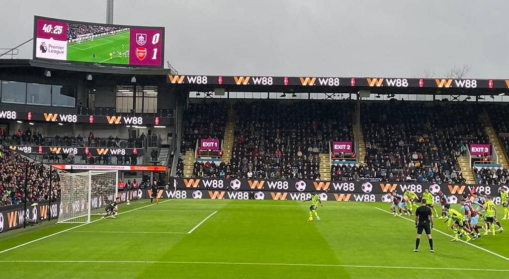 Passionate Claret Atmosphere