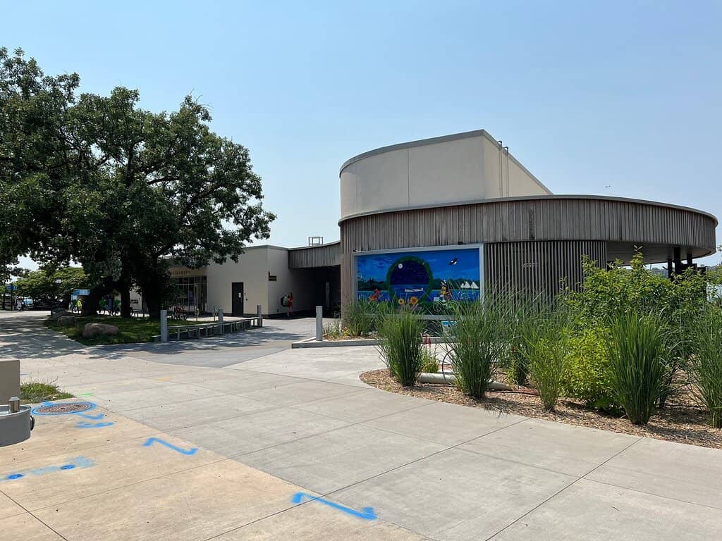 Live Music & Dancing