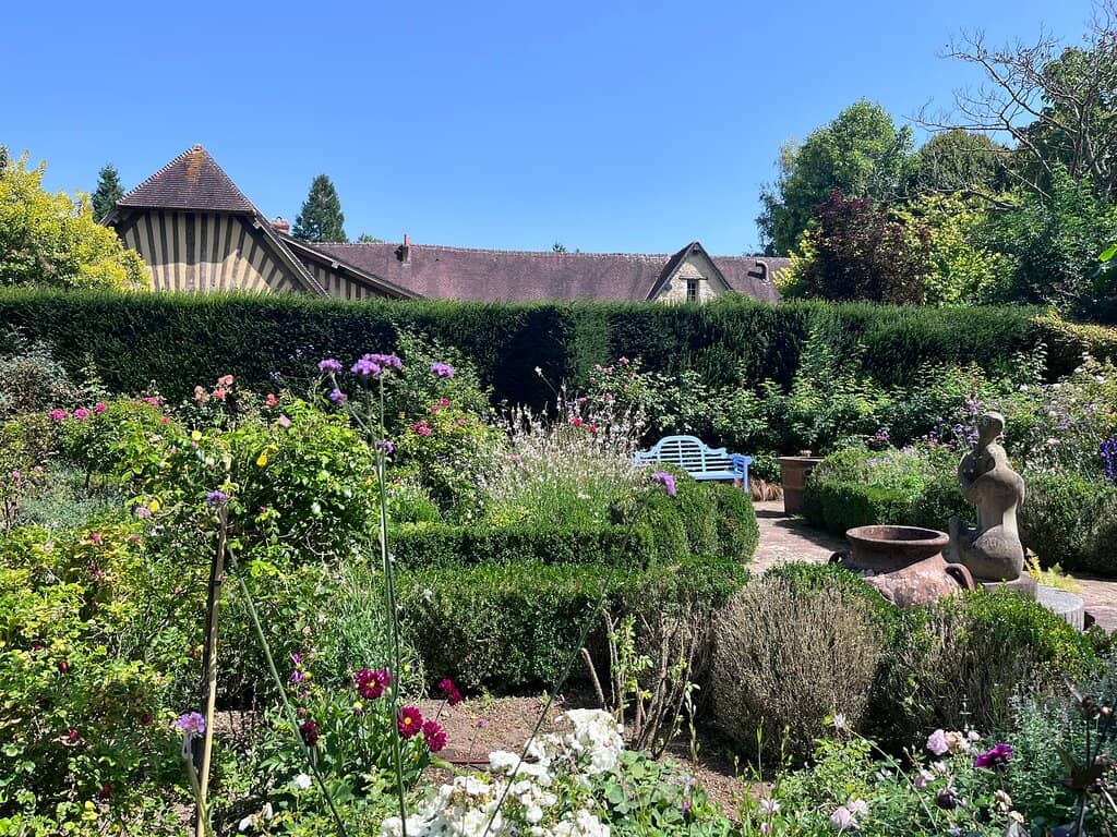 Idyllic Setting & Sculptures