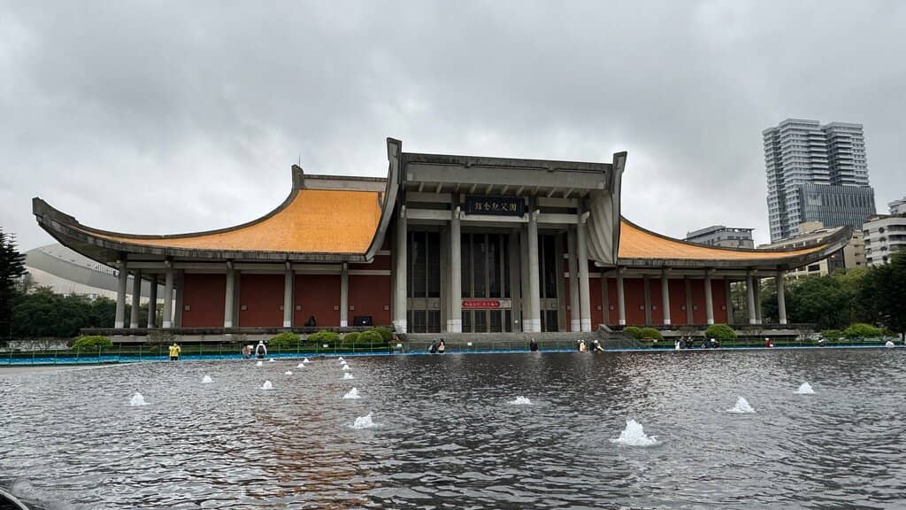 Spacious Gardens & Lake