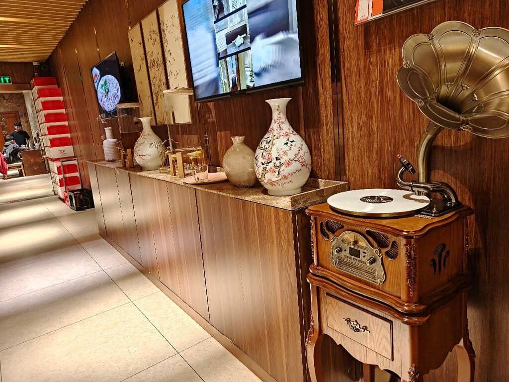 Comfortable Dining with Private Rooms