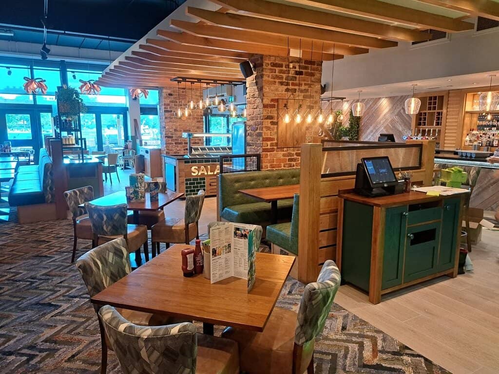 Riverside Location & Ambiance